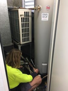 Hot water installation